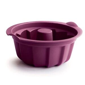 ⭐️Host Pick⭐️ Tupperware Deep Purple Silicone Bundt Form NIB
